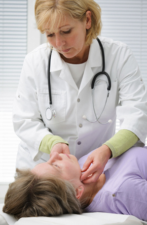 Imagen doctora atiende paciente