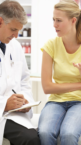 Imagen doctor atiende paciente